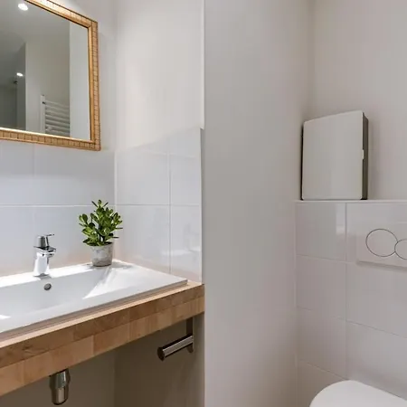 Huswell - Cozy With Parking Near The Apartment